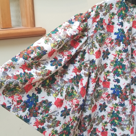 2/$12 Spring Floral 3/4 Sleeve Crop Top Size S - Picture 5 of 9